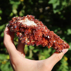Vanadinit auf Baryt - Natürliche Kristallstufe aus Marokko 12x8x4cm - 0,46kg Nr.70 in Hand gehalten