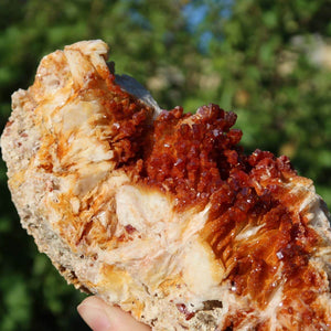 Vanadinit auf Baryt - Natürliche Kristallstufe aus Marokko 21x7x5cm - 1,16kg Nr.80 im Freien gehalten
