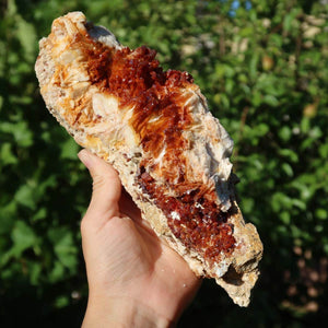 Vanadinit auf Baryt - Natürliche Kristallstufe aus Marokko 21x7x5cm - 1,16kg Nr.80 in der Hand gehalten.