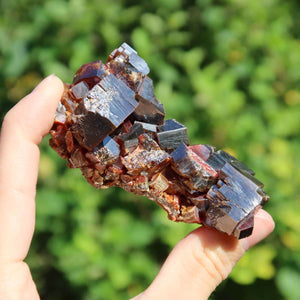 Vanadinit - Natürliche Kristallstufe aus Marokko 7x3,5x2,5cm - 0,18kg Nr.34 in der Hand gehalten