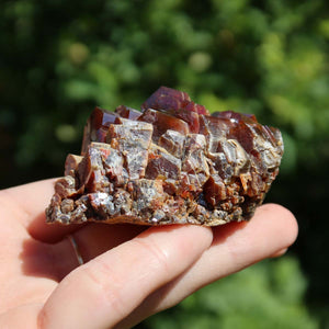 Vanadinit - Natürliche Kristallstufe aus Marokko 6x4x3,5cm - 0,18kg Nr.23 in Hand gehalten