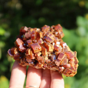 Vanadinit - Natürliche Kristallstufe aus Marokko 8x6x3cm - 0,27kg Nr.44 in der Hand gehalten, leuchtende Kristalle.
