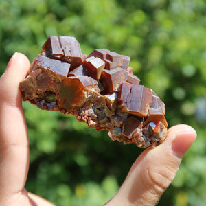 Vanadinit - Natürliche Kristallstufe aus Marokko 7x4x2,5cm - 0,16kg Nr.5 in der Hand, leuchtende orangefarbene Kristalle.