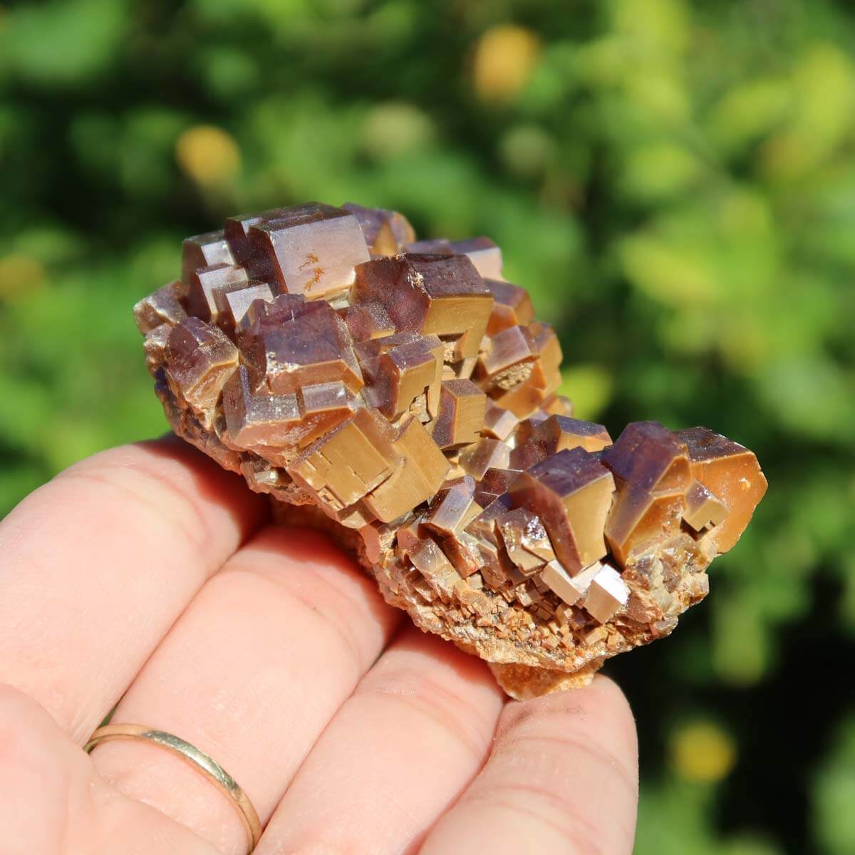 Vanadinit - Natürliche Kristallstufe aus Marokko 6x4x3,5cm - 0,15kg Nr.46, leuchtend rot-orange Kristalle in Hand.