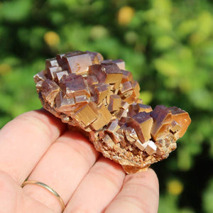 Vanadinit - Natürliche Kristallstufe aus Marokko 6x4x3,5cm - 0,15kg Nr.46 in der Hand betrachtet