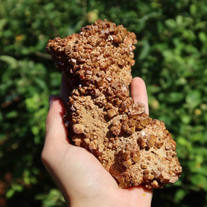 Vanadinit - Natürliche Kristallstufe aus Marokko 12x7,5x6cm - 0,79kg Nr.60 in der Hand gehalten