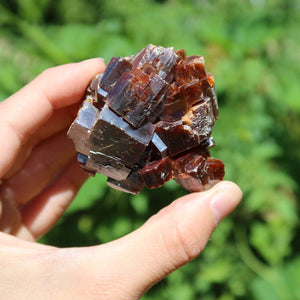 Vanadinit - Natürliche Kristallstufe aus Marokko 5x5x4cm - 0,25kg Nr.3 in der Hand gehalten, leuchtende Kristalle.