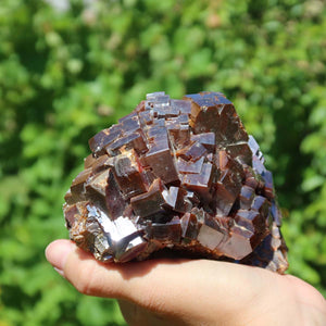 Vanadinit - Natürliche Kristallstufe aus Marokko 11x8x6cm - 1,6kg Nr.16 in Hand gehalten, leuchtende Kristalle.