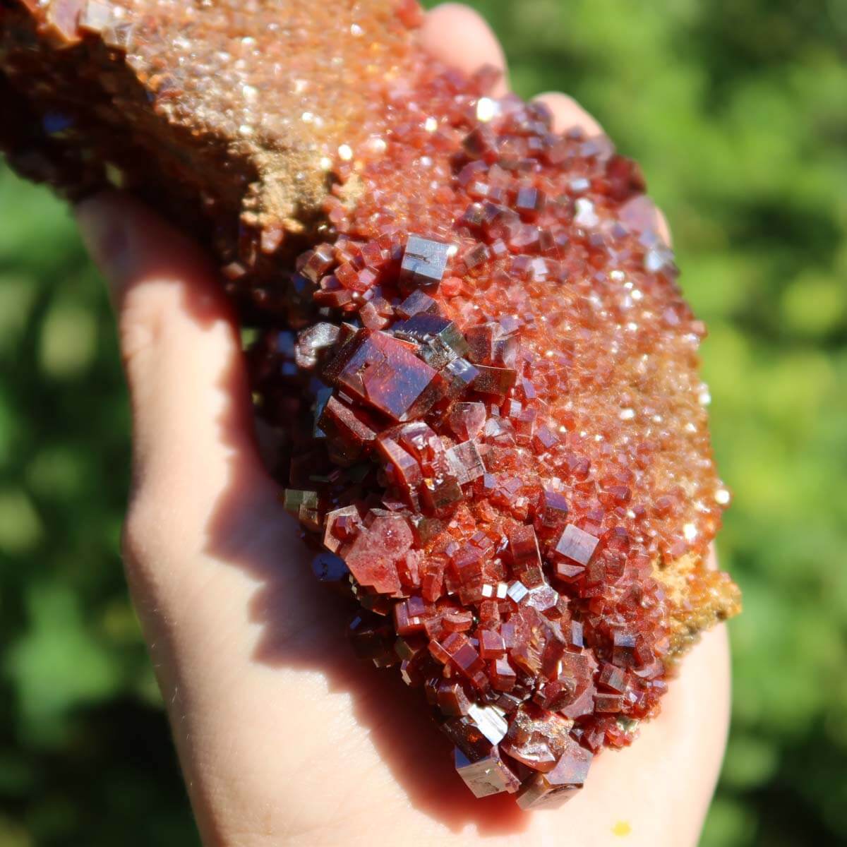 Vanadinit - Natürliche Kristallstufe aus Marokko 12x7,5x6cm - 0,79kg Nr.60 in Hand gehalten.