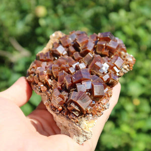 Vanadinit - Natürliche Kristallstufe aus Marokko 12x9x3,5cm - 0,7kg Nr.47 in der Hand gehalten.