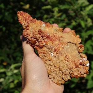 Vanadinit - Natürliche Kristallstufe aus Marokko 13x7x5,5cm - 0,45kg Nr.93 in Hand gehalten