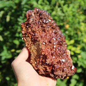 Vanadinit - Natürliche Kristallstufe aus Marokko 14x8x5,5cm - 0,92kg Nr.59 in Hand gehalten.