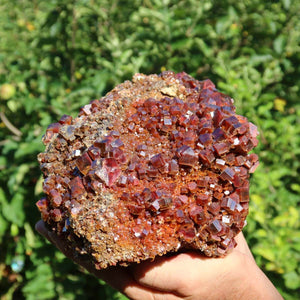 Vanadinit - Natürliche Kristallstufe aus Marokko 26x17x12cm - 7,5kg Nr.103 in der Hand, leuchtende Kristalle.
