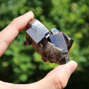 Vanadinit - Natürliche Kristallstufe aus Marokko 5,5x3,5x2cm - 0,12kg Nr.13 in Hand gehalten