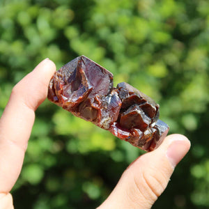 Vanadinit - Natürliche Kristallstufe aus Marokko 5,5x3,5x2cm - 0,12kg Nr.13 in Hand gehalten