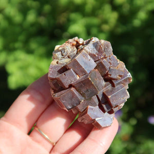 Vanadinit - Natürliche Kristallstufe aus Marokko 5x4x4cm - 0,17kg Nr.10 in Hand gehalten, leuchtende Kristalle und hexagonale Struktur.
