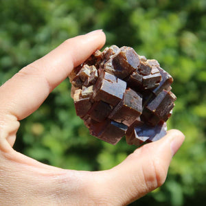 Vanadinit - Natürliche Kristallstufe aus Marokko 5x4x4cm - 0,17kg Nr.10 in der Hand, leuchtende Kristalle.