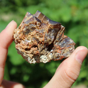 Vanadinit - Natürliche Kristallstufe aus Marokko 5x5x4cm - 0,25kg Nr.3 in der Hand gehalten