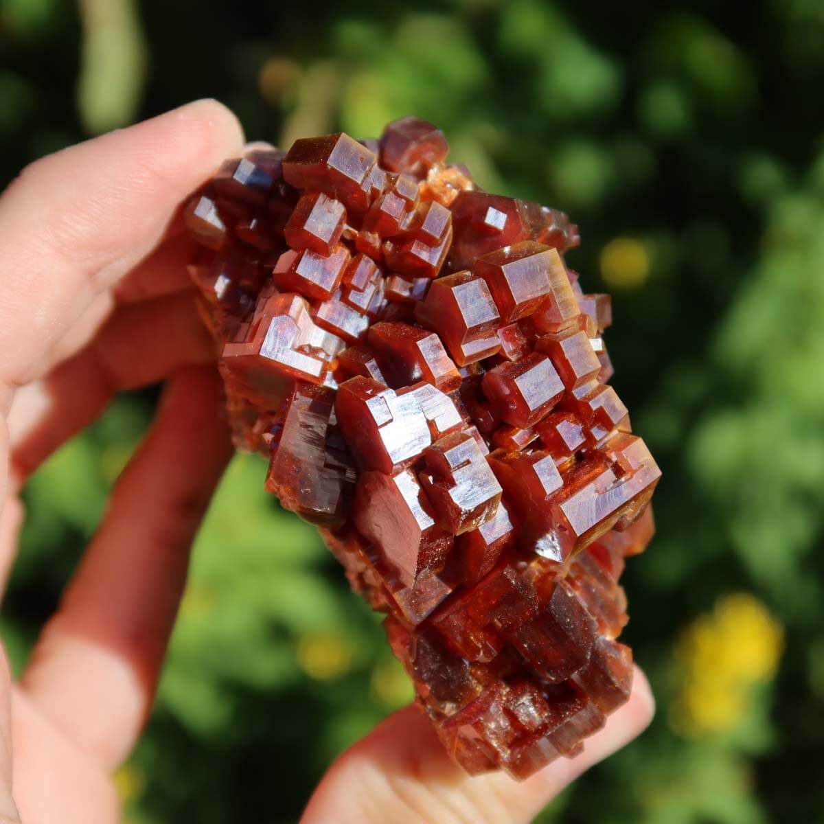 Vanadinit - Natürliche Kristallstufe aus Marokko 6,5x4,5x4cm - 0,25kg Nr.41 Ansicht in der Hand
