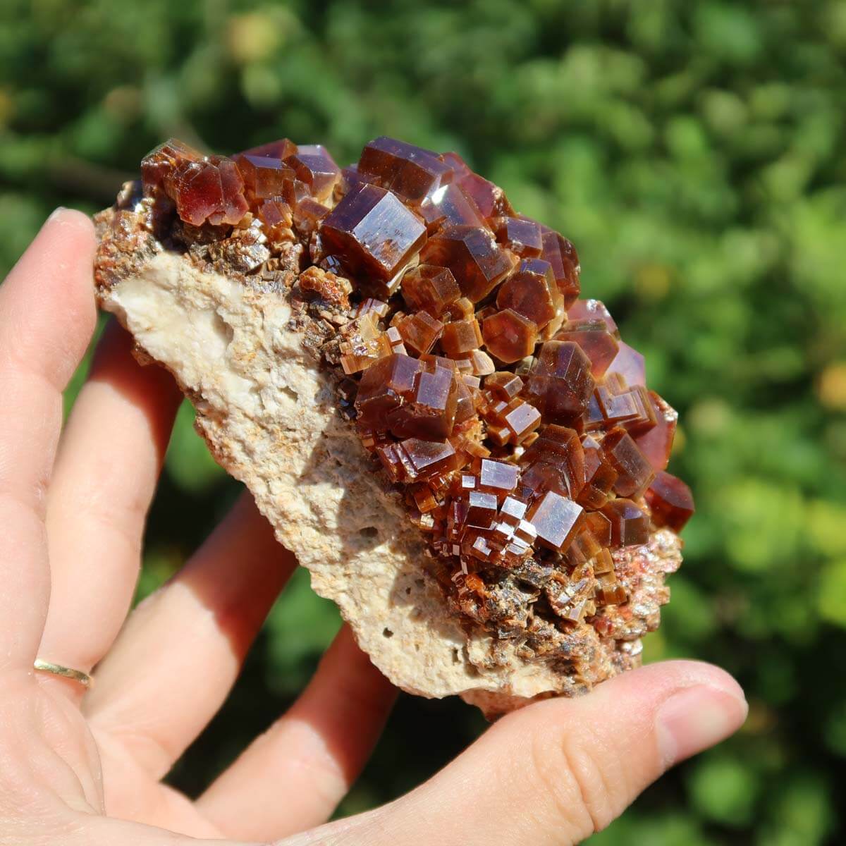 Vanadinit - Natürliche Kristallstufe aus Marokko 6,5x5,5x4,5cm - 0,33kg Nr.52 in der Hand, beeindruckende Kristallstruktur