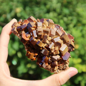 Vanadinit - Natürliche Kristallstufe aus Marokko 6,5x5,5x4,5cm - 0,33kg Nr.52 in der Hand, leuchtende Kristalle
