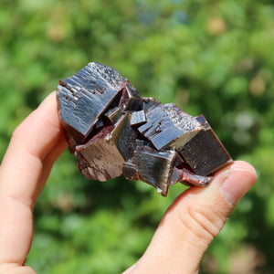 Vanadinit - Natürliche Kristallstufe aus Marokko 6x3,5x3cm - 0,16kg Nr.11 in Hand gehalten.