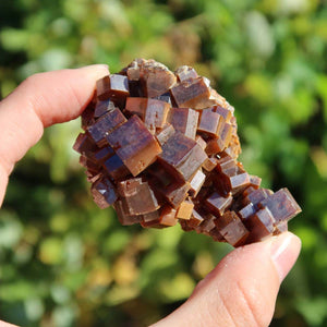 Vanadinit - Natürliche Kristallstufe aus Marokko 6x4x3,5cm - 0,15kg Nr.46 im Haltebild, leuchtend rot-orange Kristalle.