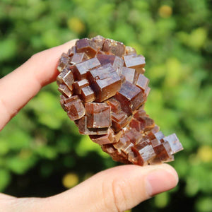 Vanadinit - Natürliche Kristallstufe aus Marokko 6x4x3,5cm - 0,15kg Nr.46 in der Hand, mit leuchtenden Kristallen.