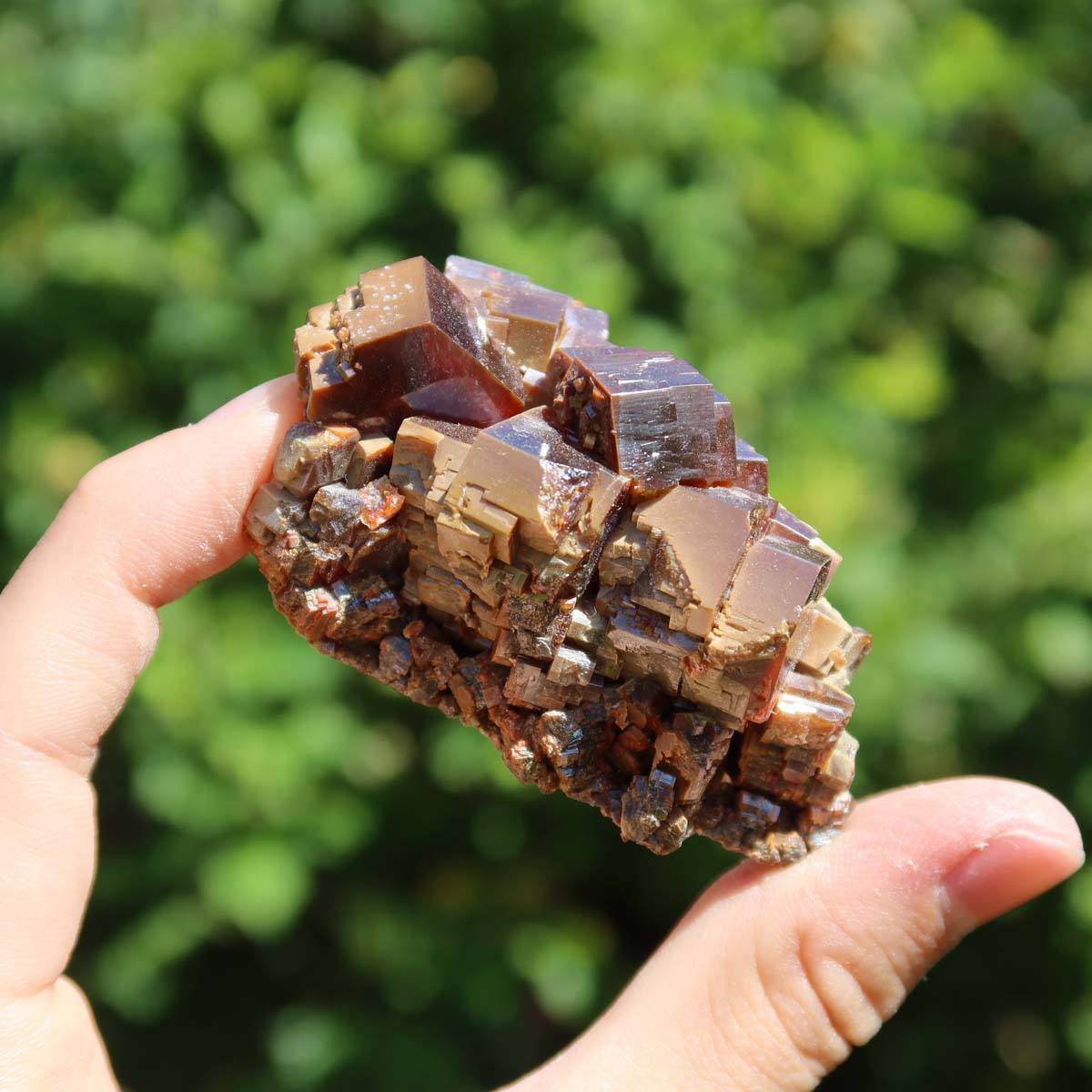Vanadinit - Natürliche Kristallstufe aus Marokko 6x4x3,5cm - 0,18kg Nr.23 in der Hand, leuchtende Kristalle.