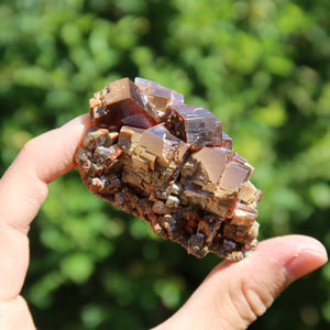 Vanadinit - Natürliche Kristallstufe aus Marokko 6x4x3,5cm - 0,18kg Nr.23 in der Hand, leuchtende Kristalle.