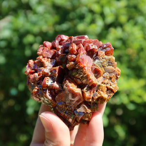 Vanadinit - Natürliche Kristallstufe aus Marokko 7,5x6,5x5cm - 0,48kg Nr.21 in Hand gehalten, leuchtende rote Kristalle.
