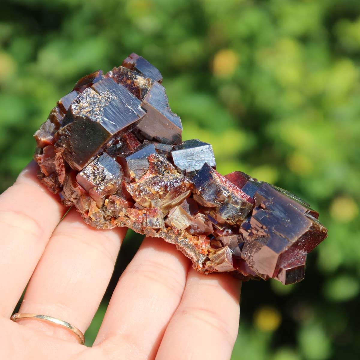 Vanadinit - Natürliche Kristallstufe aus Marokko 7x3,5x2,5cm - 0,18kg Nr.34 in der Hand, leuchtende Farbtöne.