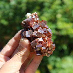 Vanadinit - Natürliche Kristallstufe aus Marokko 7x4,5x4cm - 0,2kg Nr.26 in der Hand mit glänzenden Kristallen.