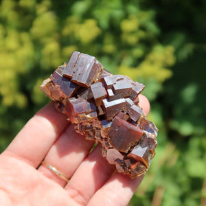 Vanadinit - Natürliche Kristallstufe aus Marokko 7x4x2,5cm - 0,16kg Nr.5 in Hand mit leuchtenden Kristallen.