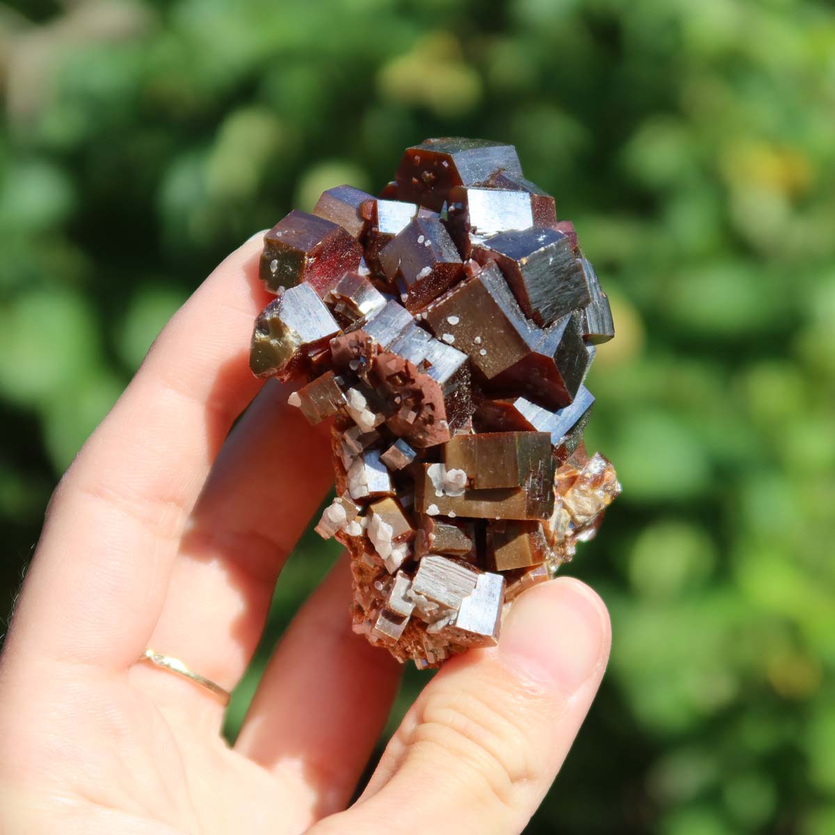Vanadinit - Natürliche Kristallstufe aus Marokko 7x4x4cm - 0,17kg Nr.30 in der Hand, leuchtende Kristalle.