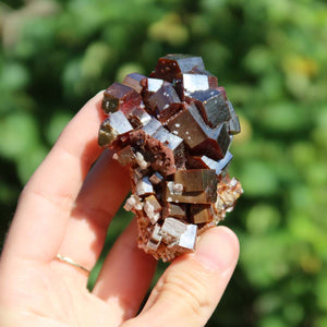 Vanadinit - Natürliche Kristallstufe aus Marokko 7x4x4cm - 0,17kg Nr.30 in der Hand, leuchtende Kristalle.