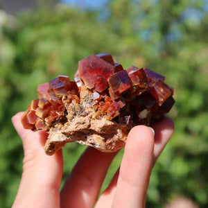 Vanadinit - Natürliche Kristallstufe aus Marokko 7x6x4cm - 0,2kg Nr.35 in handgehaltener Ansicht, leuchtende rote Kristalle.