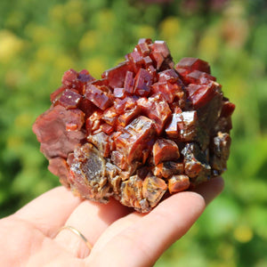 Vanadinit - Natürliche Kristallstufe aus Marokko 7x6x5cm - 0,42kg Nr.20 in rot-orangefarbener Kristallstruktur in Hand gehalten.
