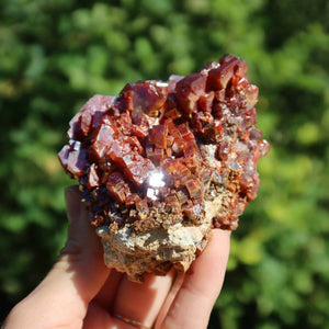 Vanadinit - Natürliche Kristallstufe aus Marokko 8,5x6x4,5cm - 0,45kg Nr.43 in der Hand gehalten.