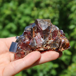 Vanadinit - Natürliche Kristallstufe aus Marokko 8x4x4cm - 0,3kg Nr.9 in der Hand, leuchtende rot- bis orangefarbene Kristalle.