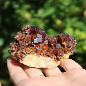 Vanadinit - Natürliche Kristallstufe aus Marokko 8x5x5cm - 0,32kg Nr.39 in der Hand, leuchtende Kristalle in orange
