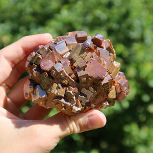Vanadinit - Natürliche Kristallstufe aus Marokko 8x6x5cm - 0,5kg Nr.8 in Hand gehalten, leuchtende Kristalle.