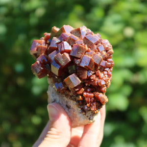 Vanadinit - Natürliche Kristallstufe aus Marokko 8x7x5cm - 0,35kg Nr.25 in der Hand mit hellem Hintergrund.