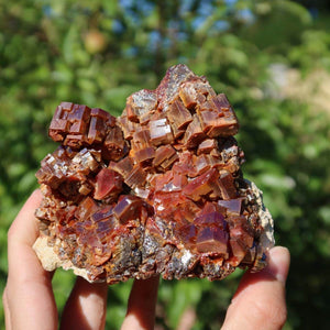 Vanadinit - Natürliche Kristallstufe aus Marokko 8x8x6cm - 0,56kg Nr.57 mit leuchtenden Kristallen