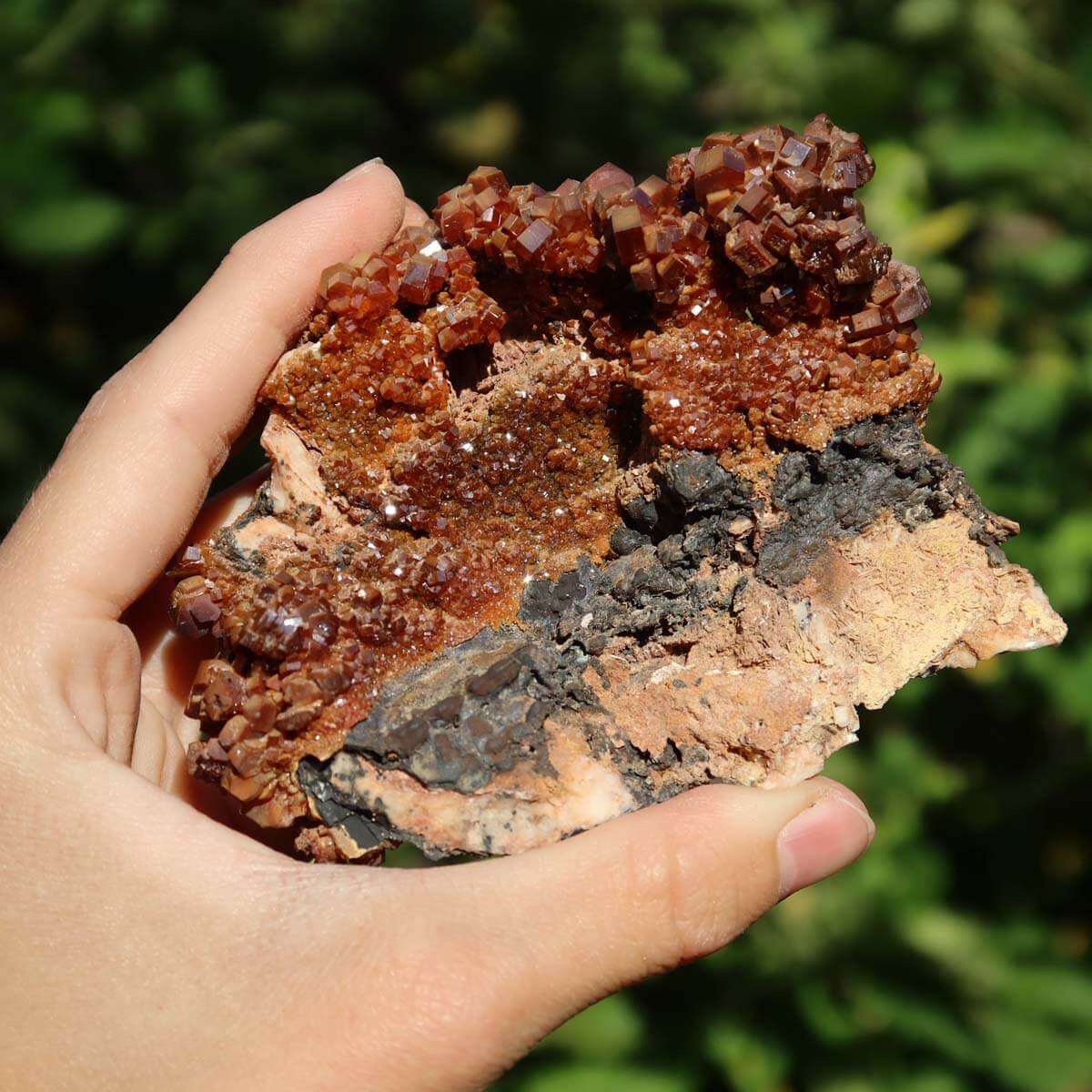Vanadinit - Natürliche Kristallstufe aus Marokko 9x7x3cm - 0,24kg Nr.100 in der Hand mit leuchtenden Kristallen.