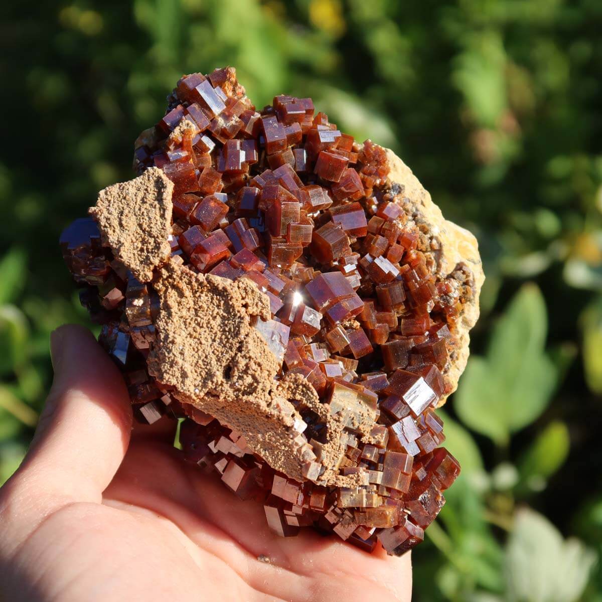Vanadinit - Natürliche Kristallstufe aus Marokko 9x7x4cm - 0,52kg Nr.95 in der Hand, leuchtende Kristalle