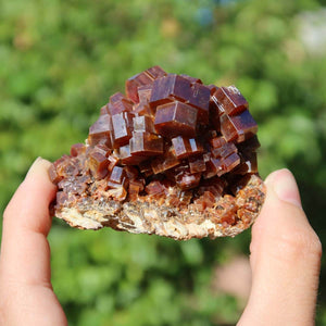 Vanadinit - Natürliche Kristallstufe aus Marokko 6x4,5x4,5cm - 0,19kg Nr.38 in Händen gehalten.