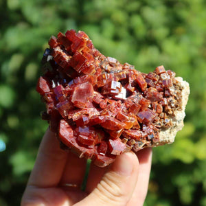 Vanadinit - Natürliche Kristallstufe aus Marokko 8,5x6x4,5cm - 0,45kg Nr.43 in roter Kristallstruktur