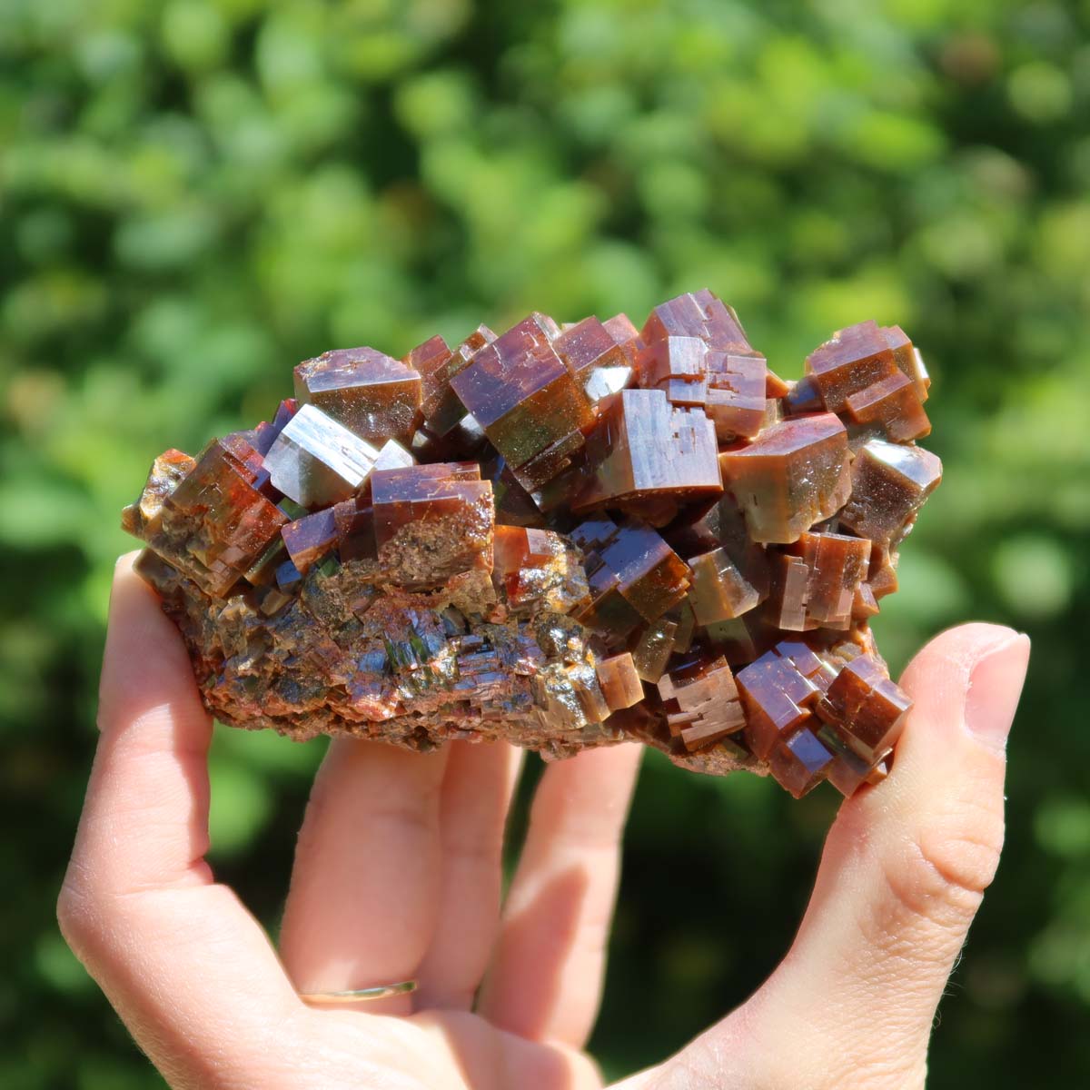 Vanadinit - Natürliche Kristallstufe aus Marokko 9x5x3,5cm - 0,36kg Nr.1 in der Hand gehalten.