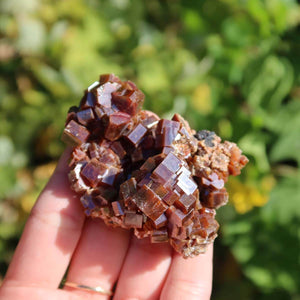 Vanadinit - Natürliche Kristallstufe aus Marokko 6x5x3,5cm - 0,15kg Nr.37 in Hand gehalten